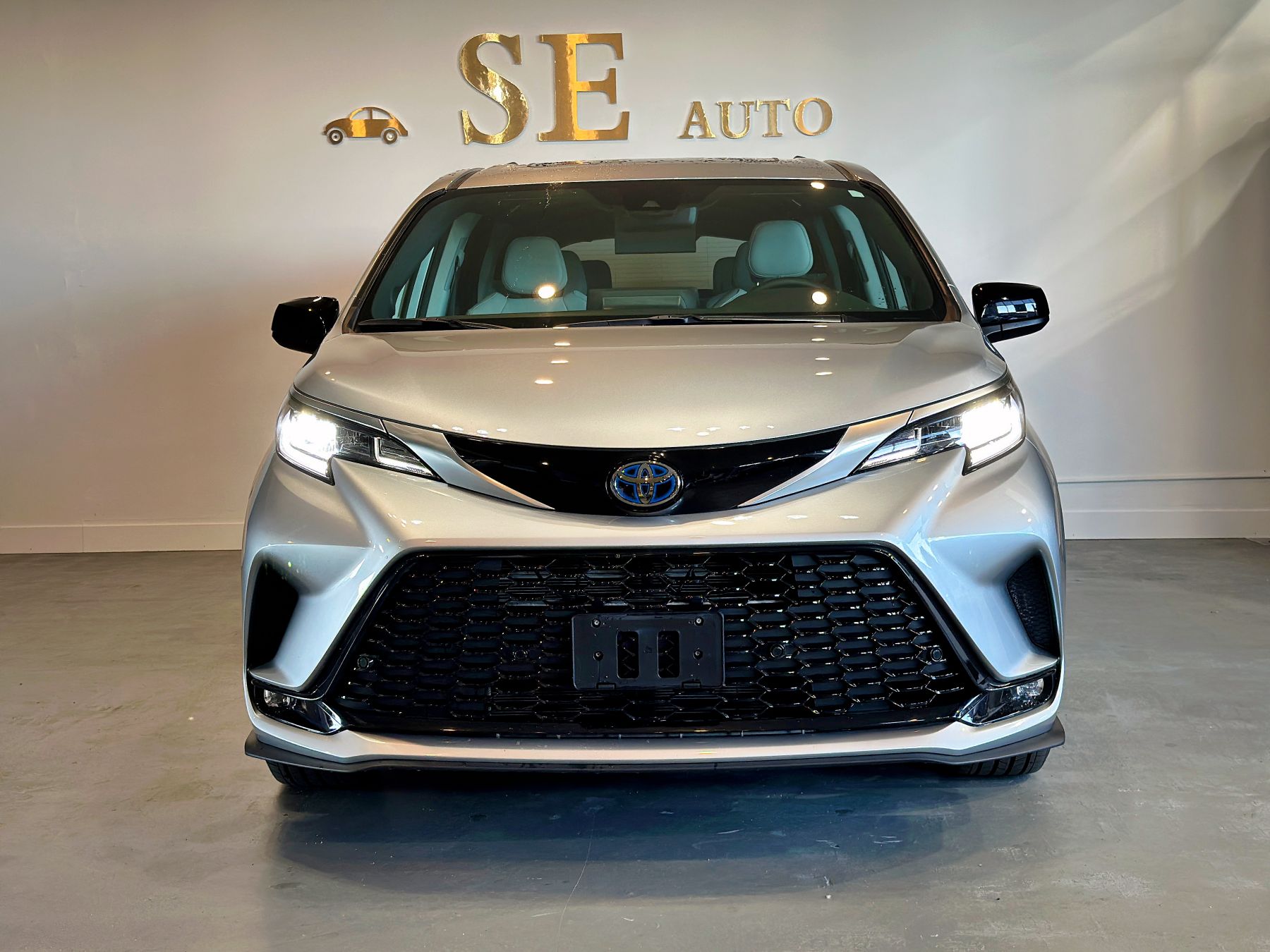 2022 Toyota Sienna XSE Hybrid FWD with Technology Package